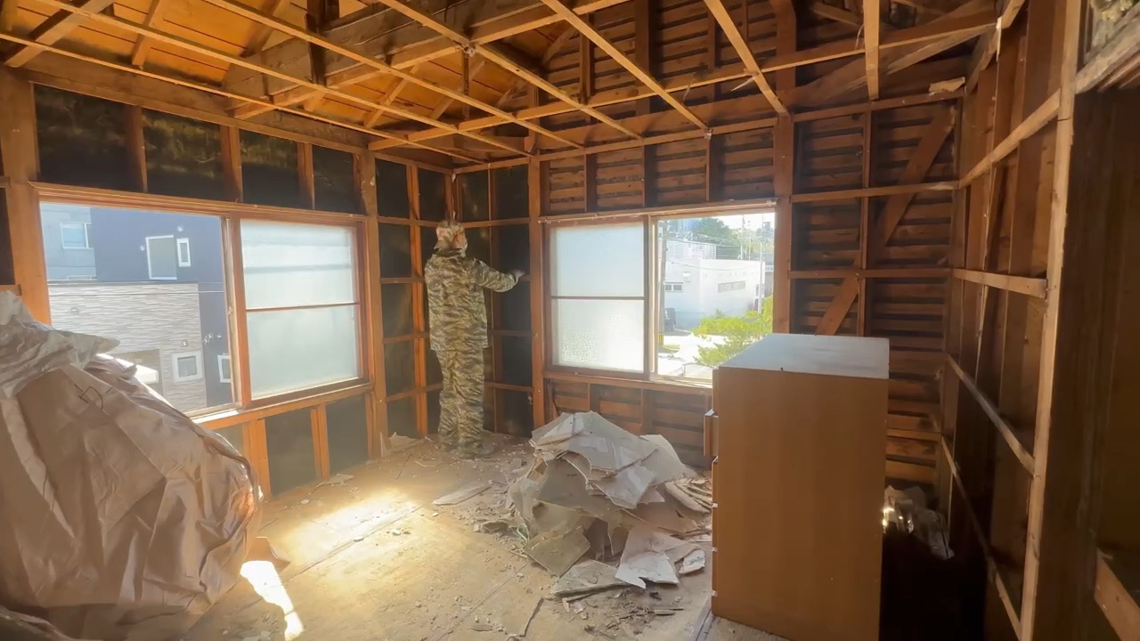 内装解体工事・作業員による壁撤去の様子